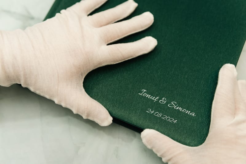 Albume și printuri realizate cu atenție la detalii, calitate și design, pentru amintiri care dăinuiesc.