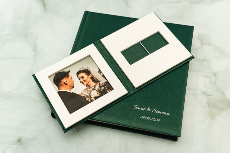 Albume și printuri realizate cu atenție la detalii, calitate și design, pentru amintiri care dăinuiesc.