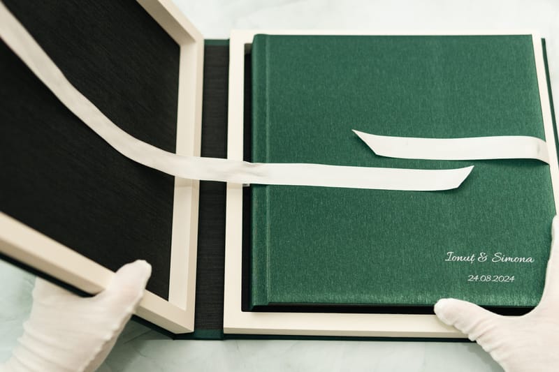 Albume și printuri realizate cu atenție la detalii, calitate și design, pentru amintiri care dăinuiesc.