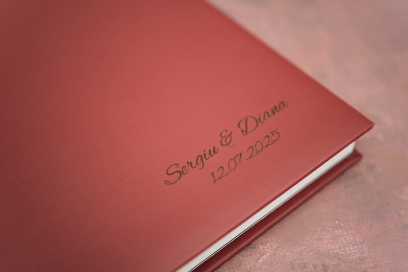 Albume și printuri realizate cu atenție la detalii, calitate și design, pentru amintiri care dăinuiesc.