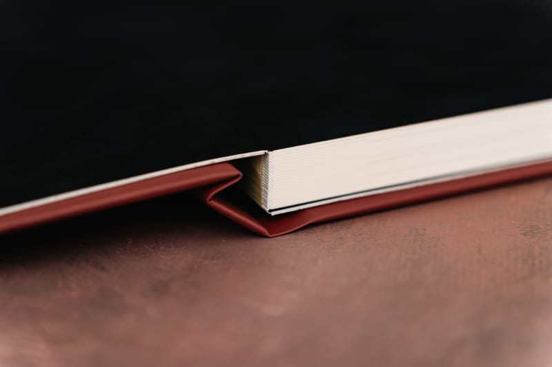 Albume și printuri realizate cu atenție la detalii, calitate și design, pentru amintiri care dăinuiesc.