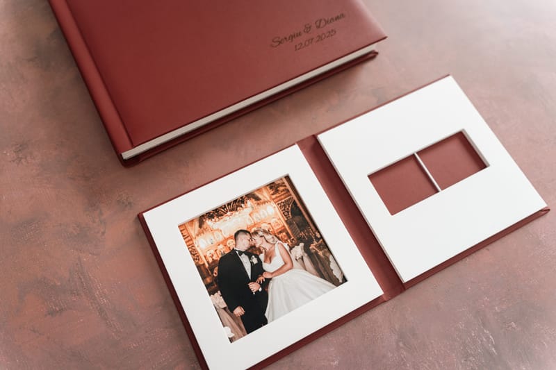 Albume și printuri realizate cu atenție la detalii, calitate și design, pentru amintiri care dăinuiesc.