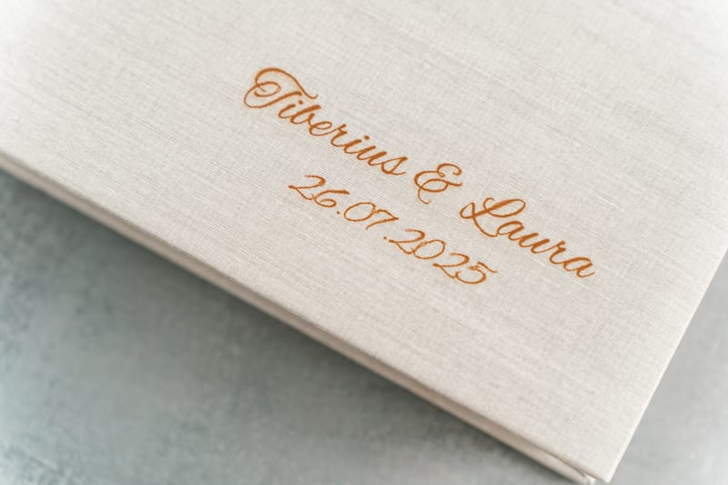 Albume și printuri realizate cu atenție la detalii, calitate și design, pentru amintiri care dăinuiesc.