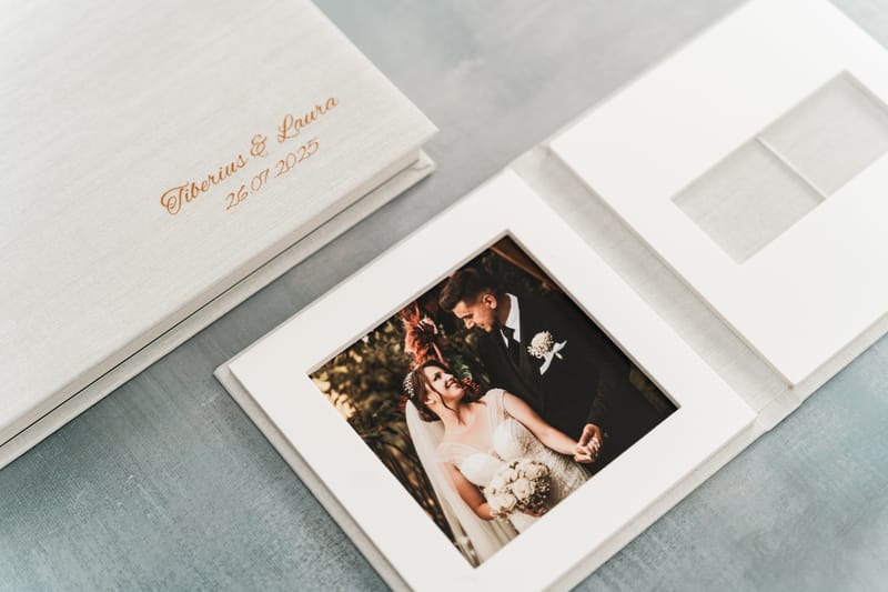 Albume și printuri realizate cu atenție la detalii, calitate și design, pentru amintiri care dăinuiesc.