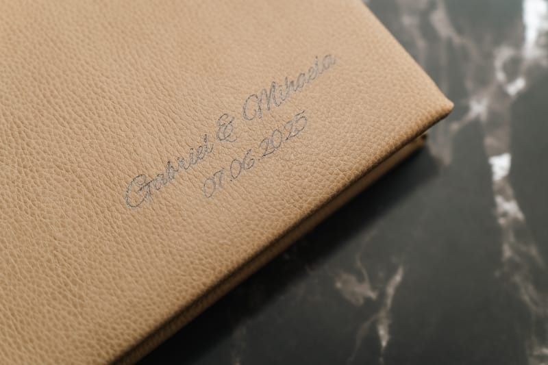 Albume și printuri realizate cu atenție la detalii, calitate și design, pentru amintiri care dăinuiesc.