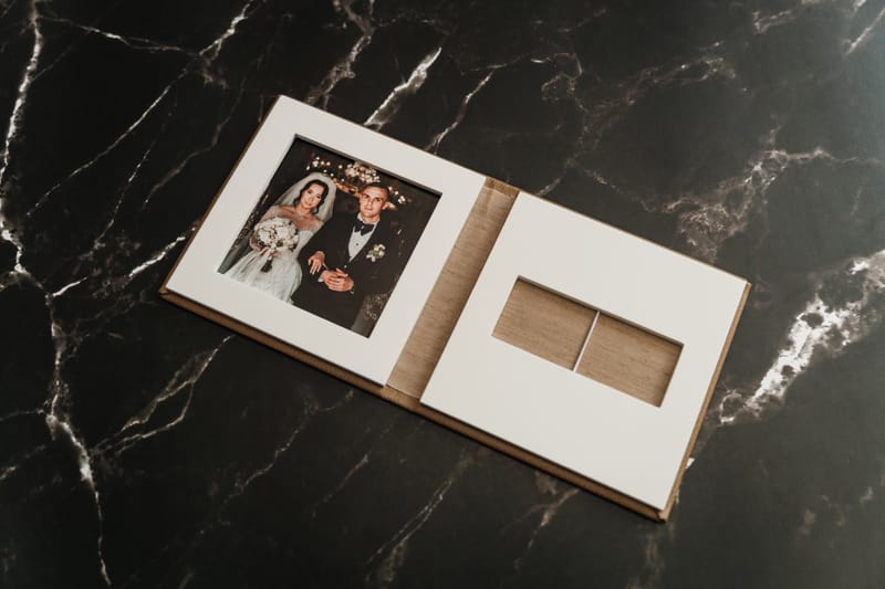 Albume și printuri realizate cu atenție la detalii, calitate și design, pentru amintiri care dăinuiesc.