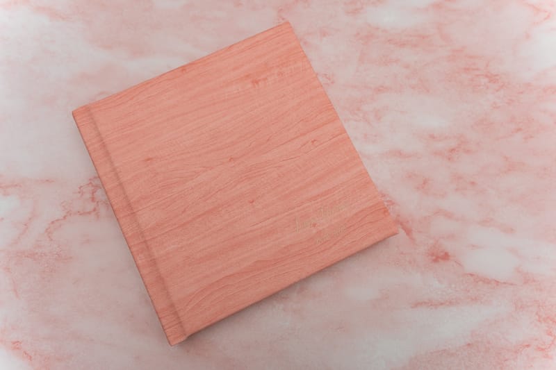 Albume și printuri realizate cu atenție la detalii, calitate și design, pentru amintiri care dăinuiesc.