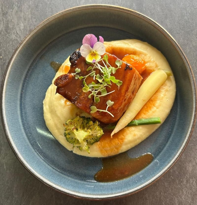 Travers de porc, sauce barbecue et écrasé de pomme de terre