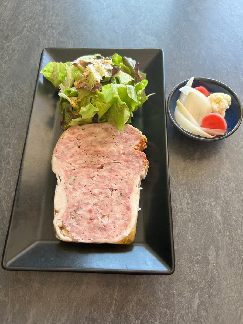 Terrine de l'auberge et mélange de pickles