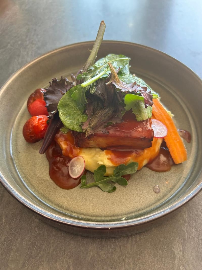 Travers de porc, sauce barbecue et écrasé de pomme de terre