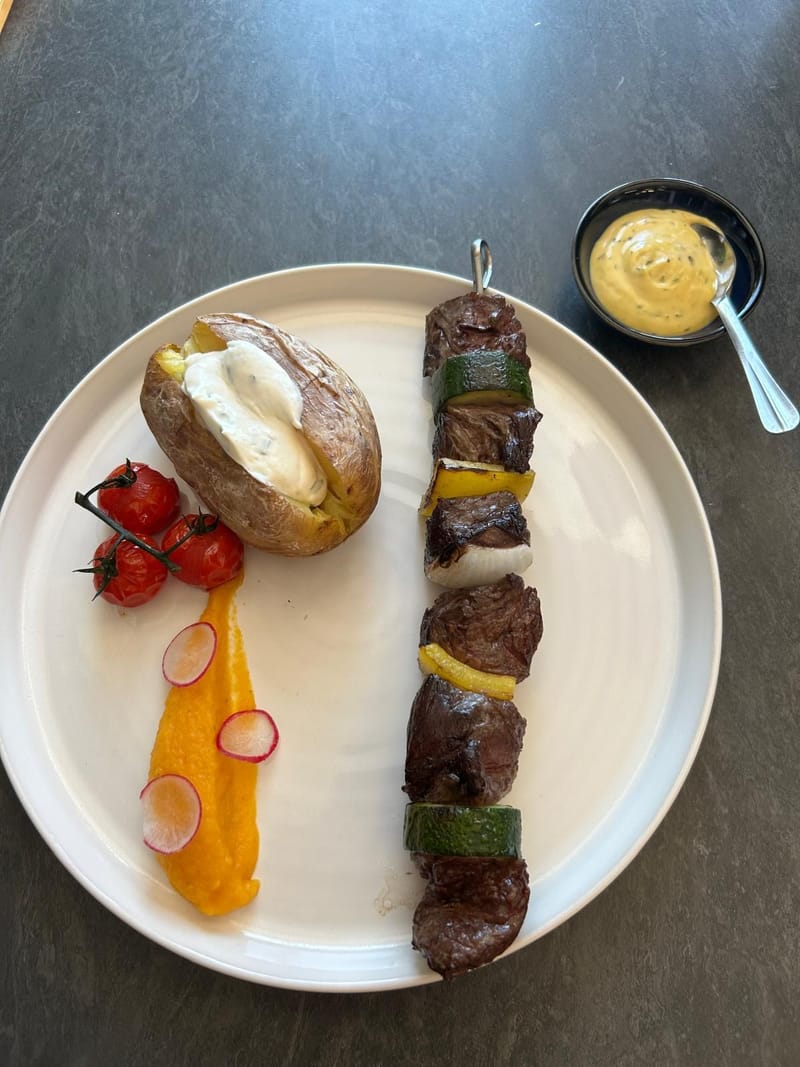 Brochette d'onglet de bœuf, béarnaise et pomme en robe des champs