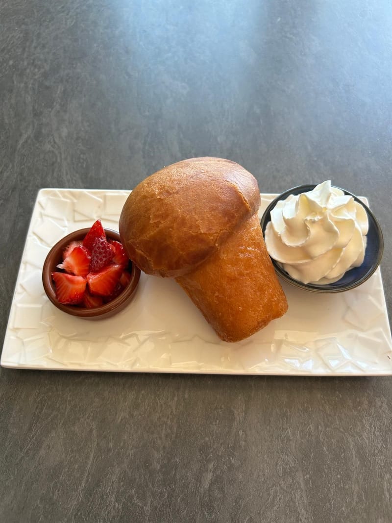 Baba au Limoncello, fraises et chantilly