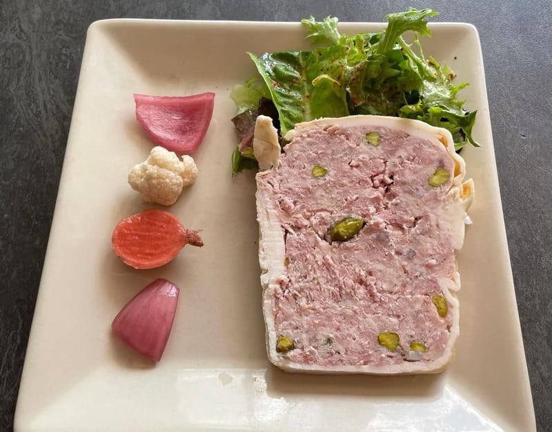 Terrine de l'auberge et mélange de pickles