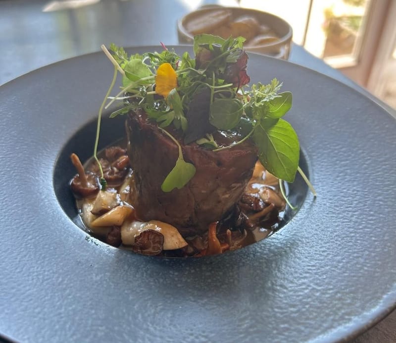 Jarret de veau confit, chou & pommes grenaille