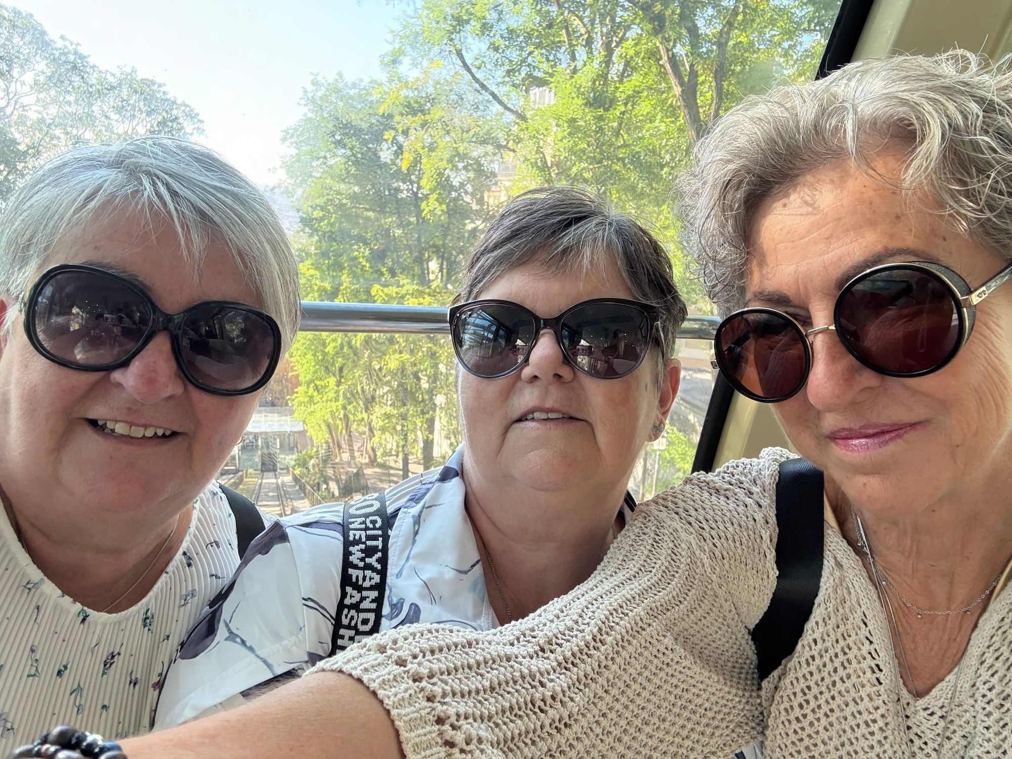 Je…nous…