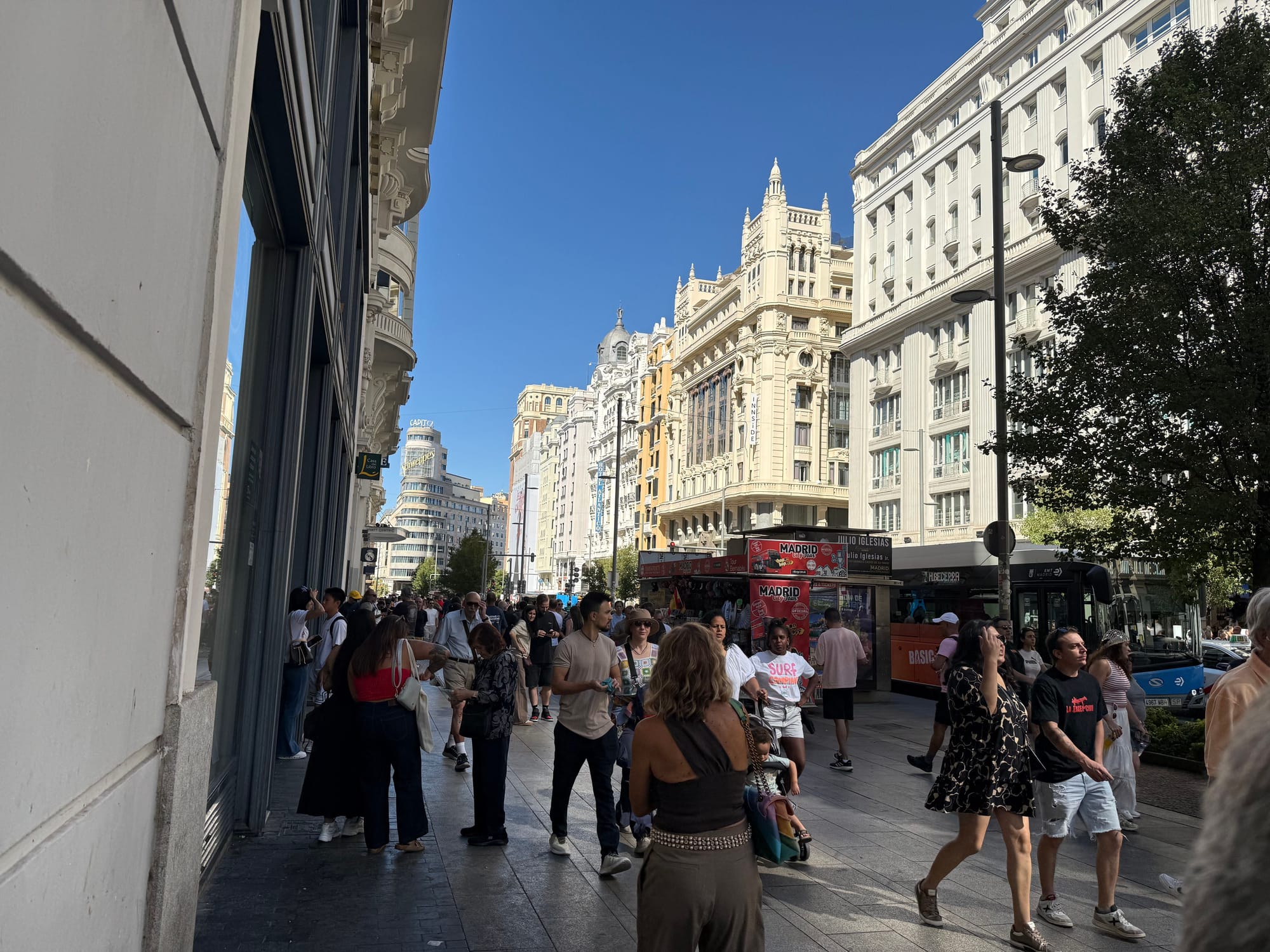 Madrid : deux mémés contre la Gran Via