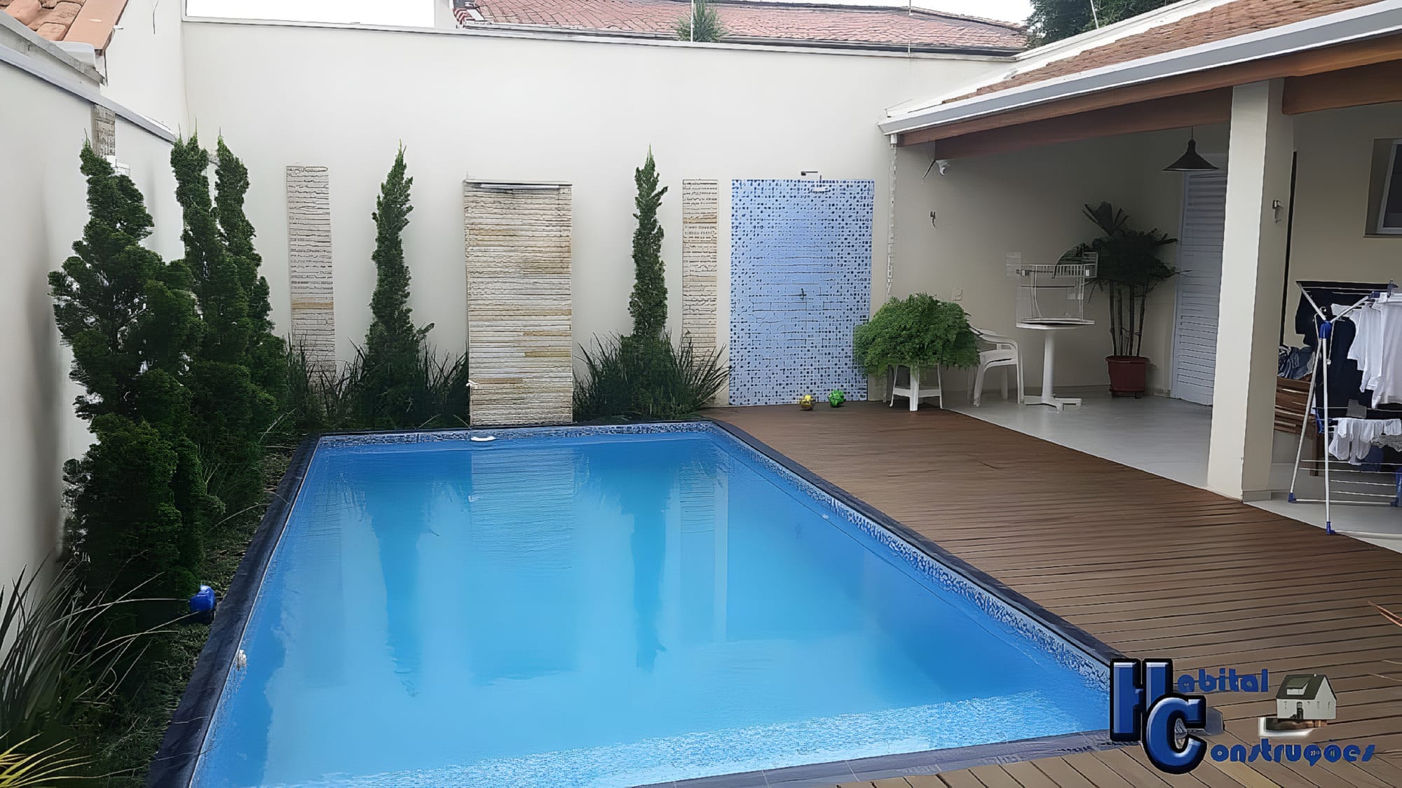 Piscina retangular de alvenaria ou fibra, estilo clássico.