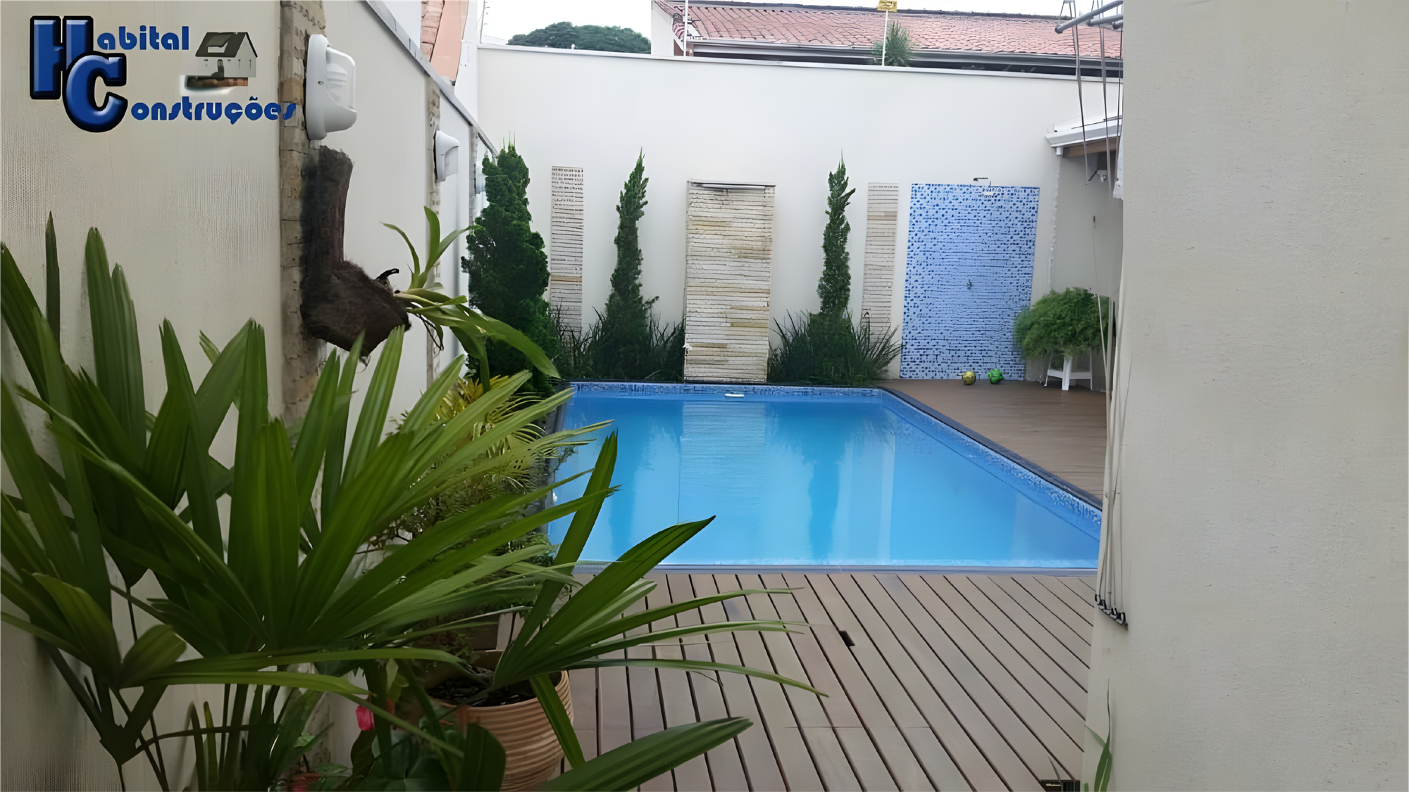 Piscina retangular de alvenaria ou fibra, estilo clássico.