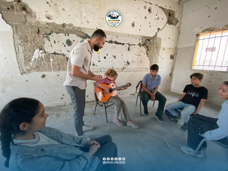 إصرارٌ يعلو فوق الدمار.. ألحانُ الأمل تُنازل الحرب في كلية غزة روضة ومدرسة