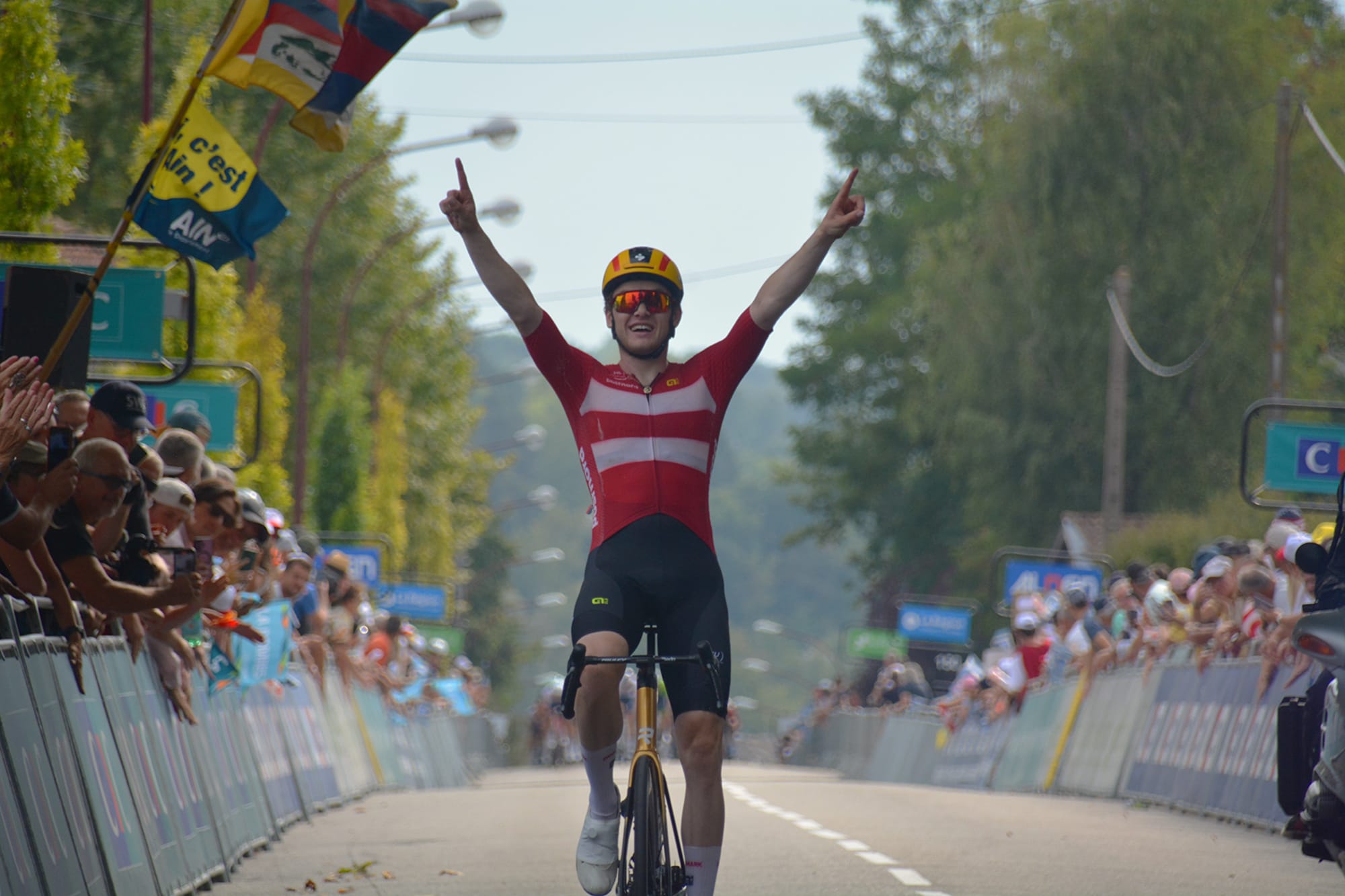 Tour de l'Avenir : Carl-Frédérik Bévort surprend tout le monde et s'impose en solitaire dans les rues de Châtillon-sur-Chalaronne