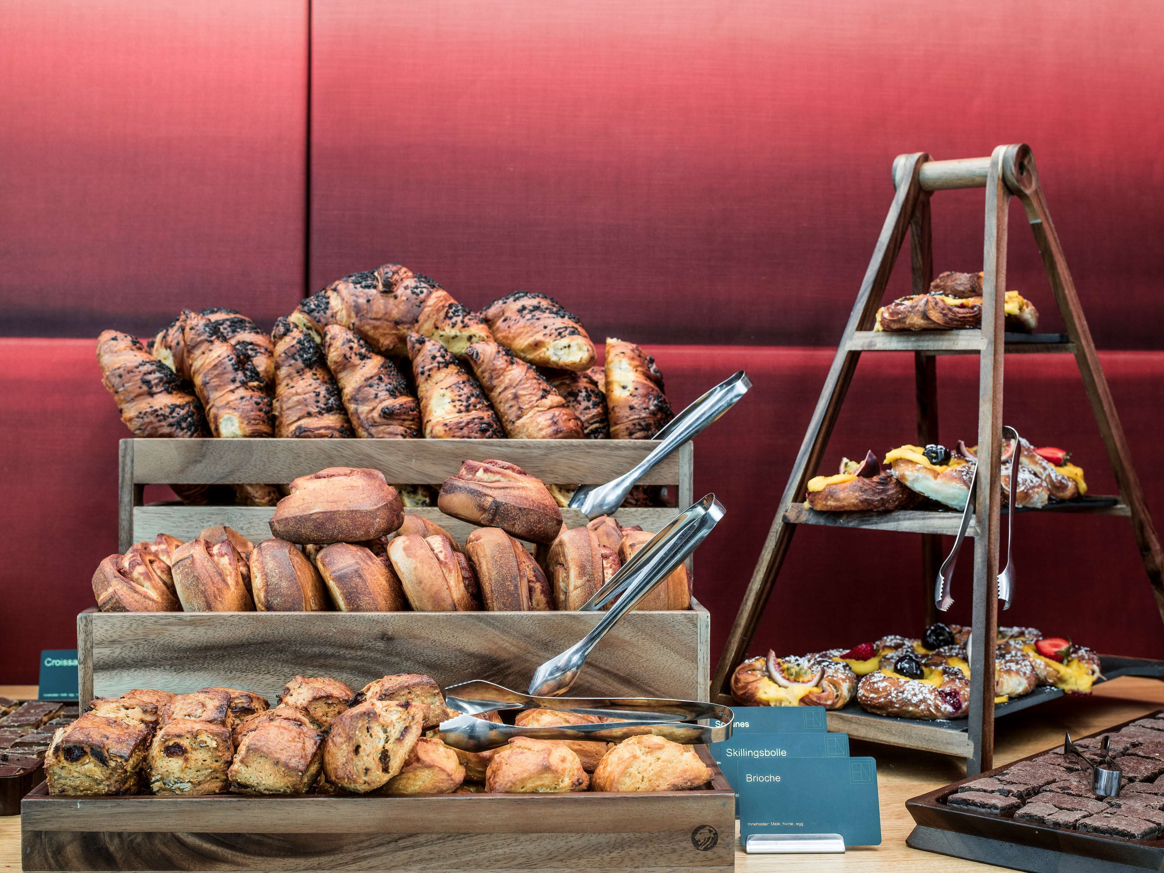 Nyt en deilig frokost, en forfriskende lunsj eller en romantisk middag på Hotel Norge by Scandic. Den rause og smakfulle frokostbuffeen med lokale ingredienser serveres på Nova og gir deg den beste starten på dagen. Med to restauranter som tilbyr et nydelig utvalg av mat og drikke, er du sikker på å dra derfra med en mett mage og et hjerte fylt med kjærlighet.