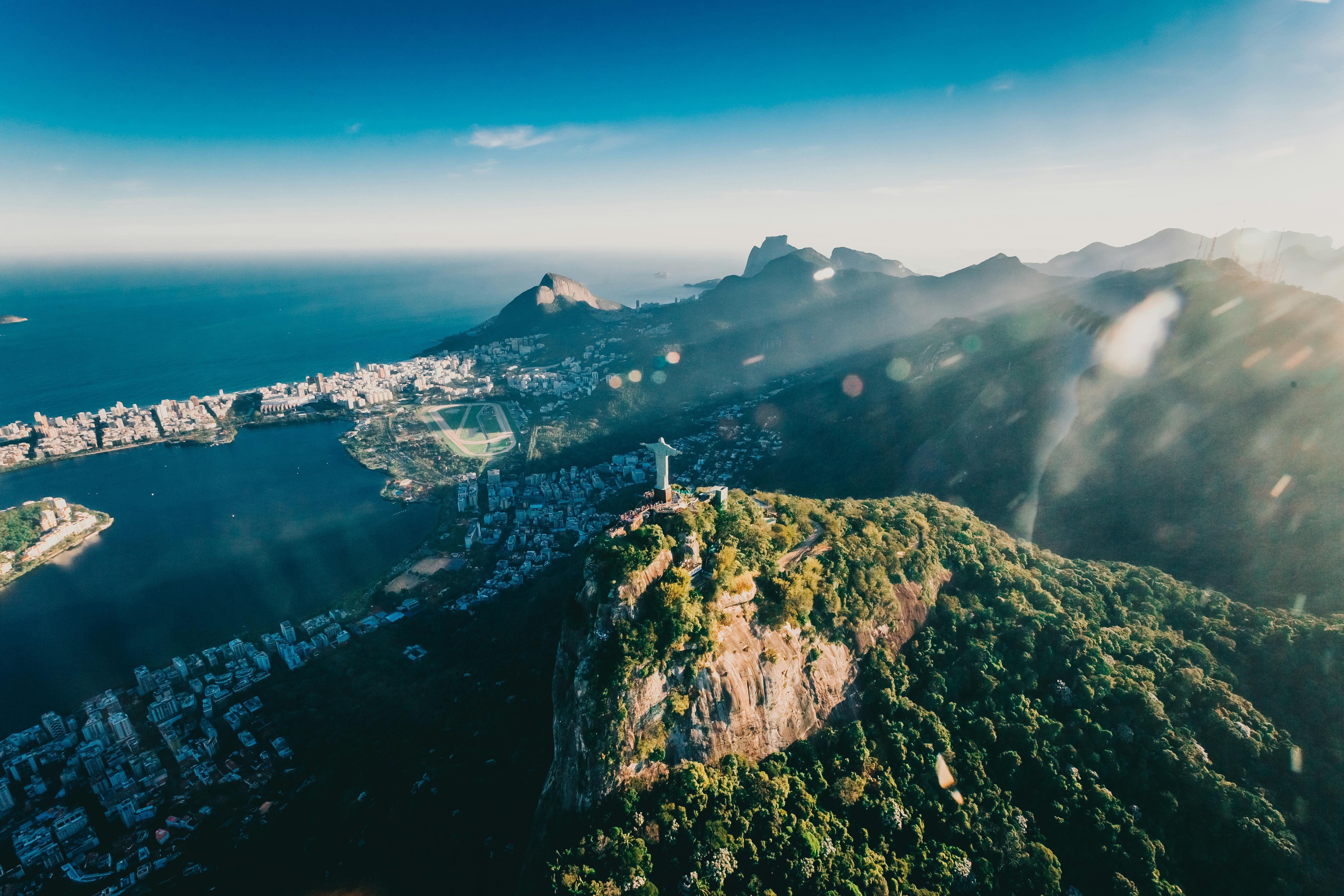 Rio de Janeiro med fugleperspektiv sentrert rundt Cristo Redentor