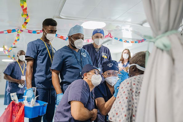 Leger som undersøker en pasient ombord et av Mercy Ships-skip