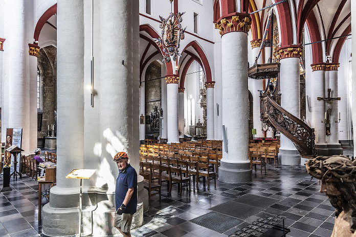 Inne i St. Leonards kirke i Zoutleeuw, Flandern