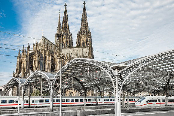 Sentralstasjonen i Köln med Kölnerdomen i bakgrunnen