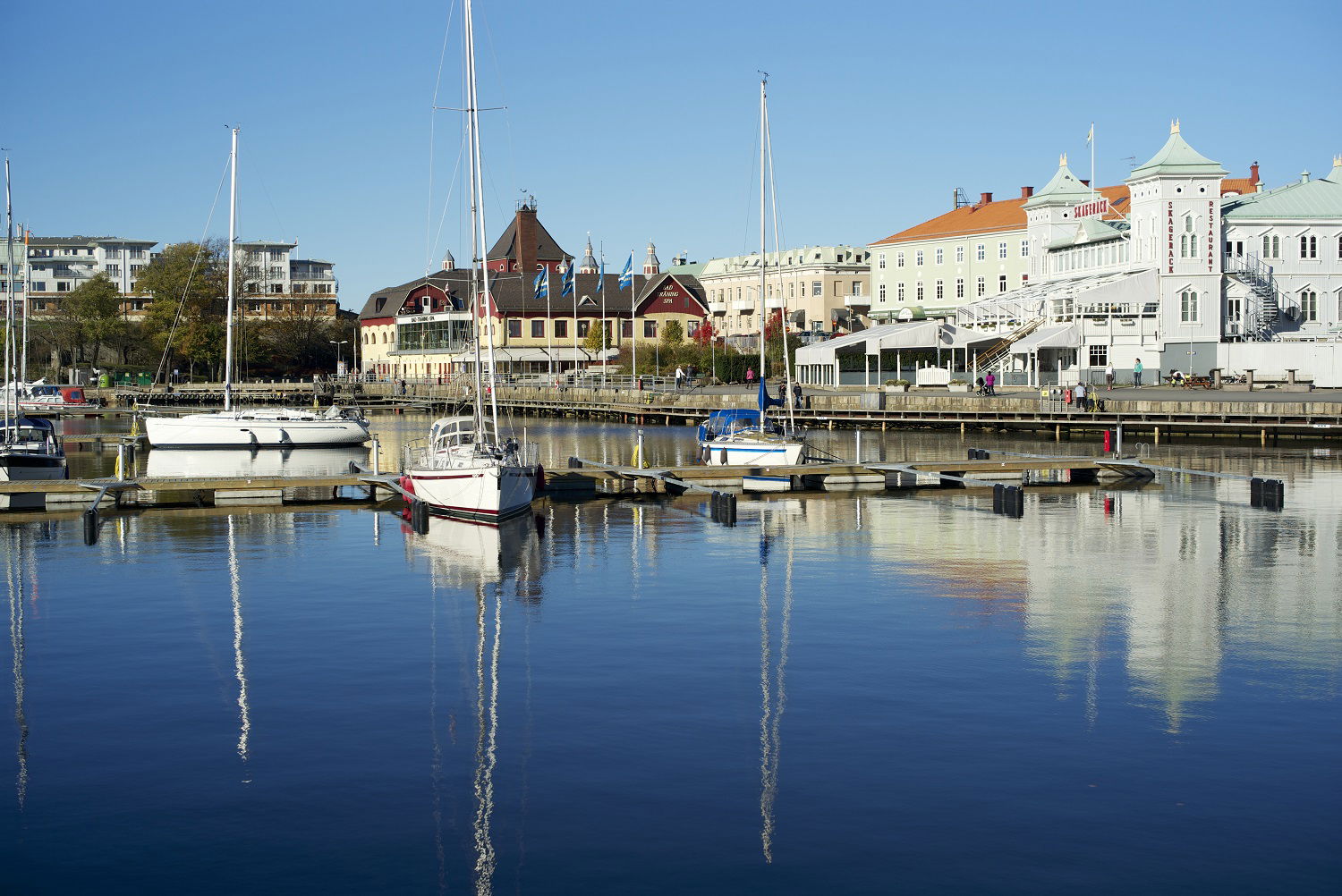 En sommerdag med utkikk inn i havnen i Strömstad, Sverige