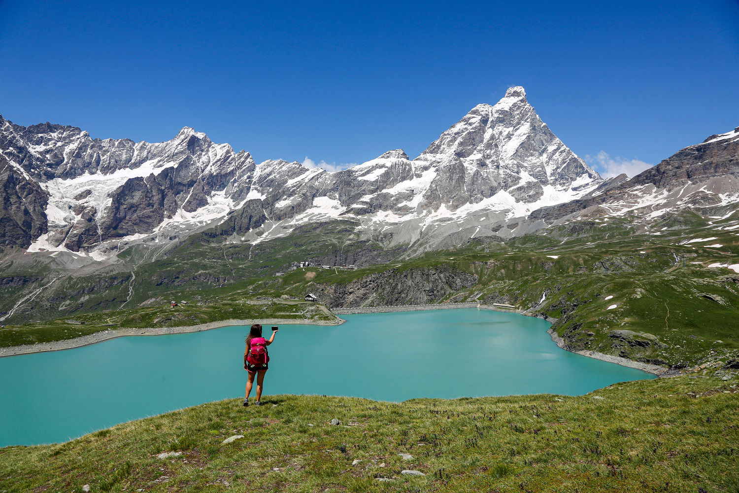 Person på fottur mellom fjelltopper i Aosta-dalen, Italia