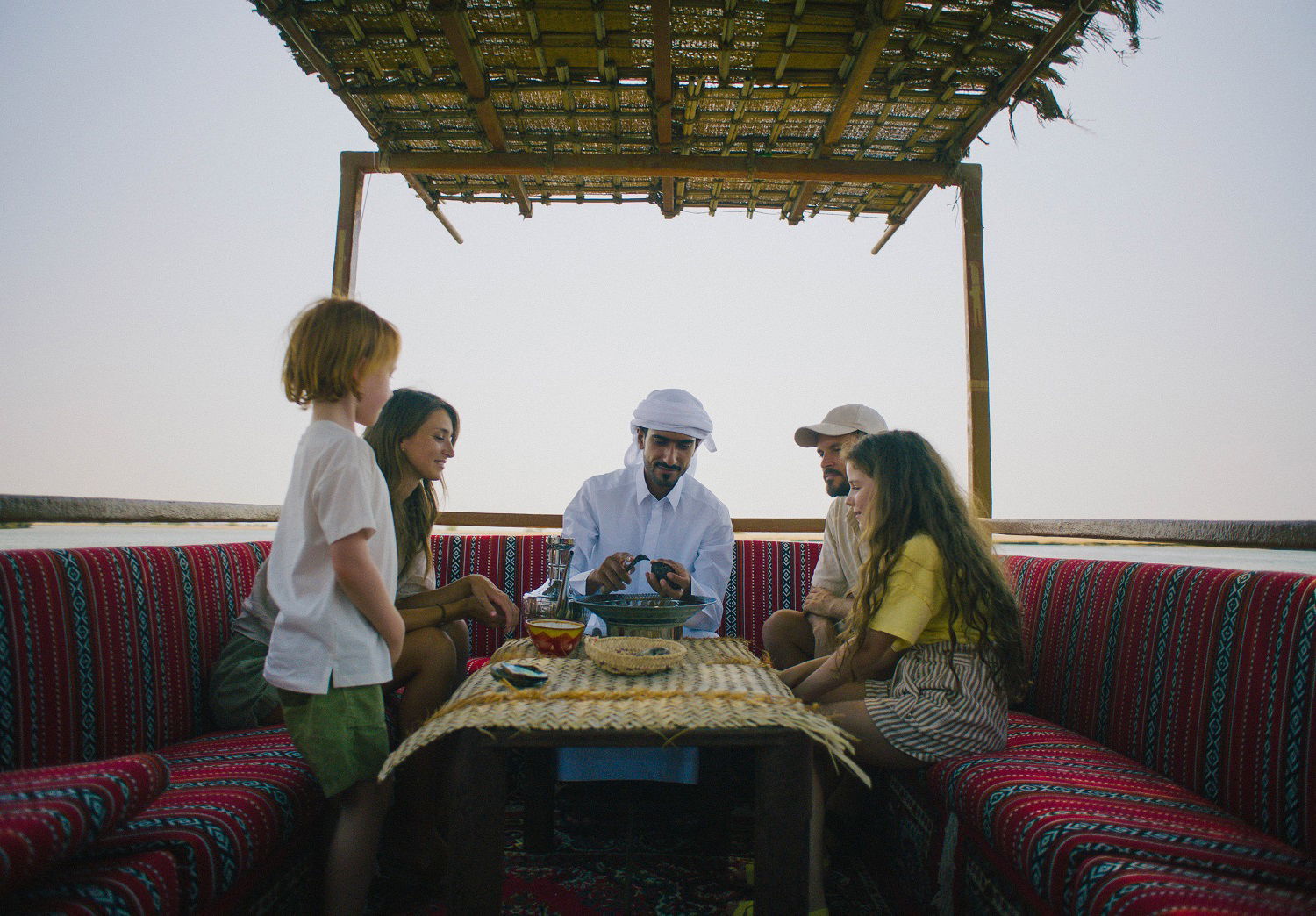 En gruppe mennesker om bord en båt i perlefarm i Raz Al Khaimah