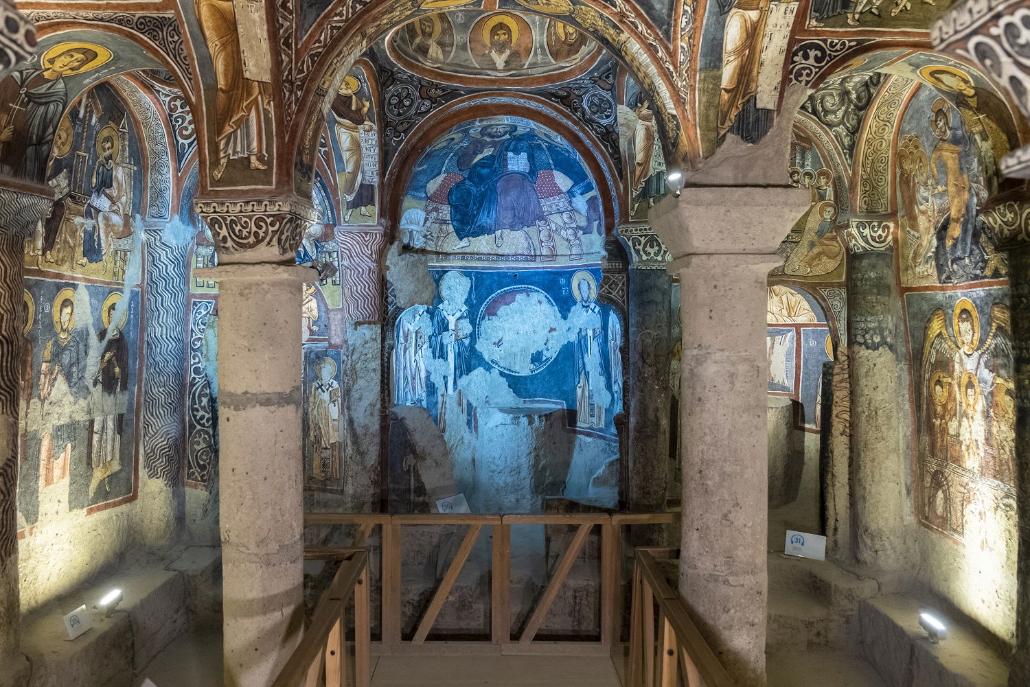 Inne i Dark Church i Göreme Open Air Museum i Kappadokia, Tyrkia