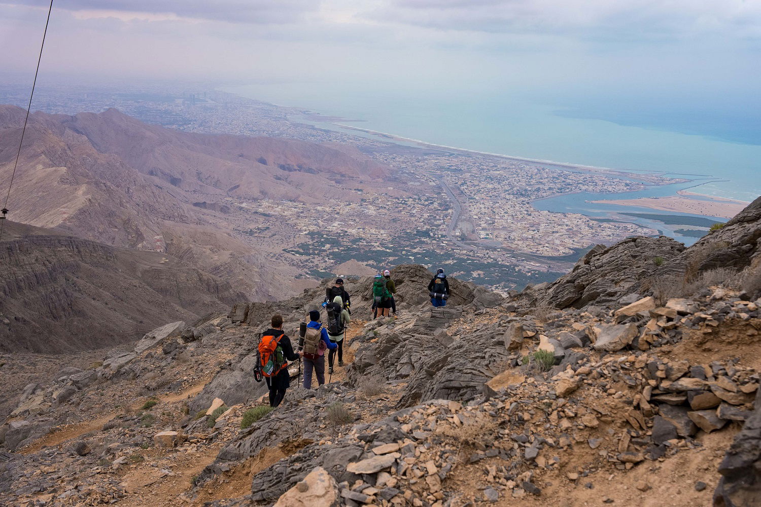 Utsikt og turgåere i fjell i Ras Al Khaiamah