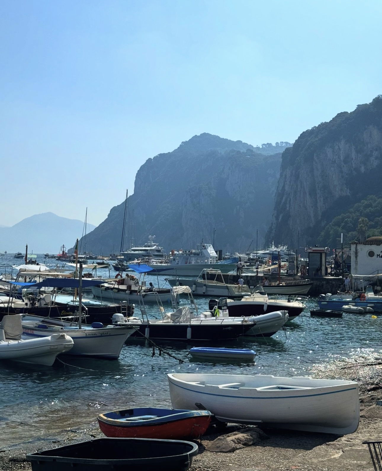 Båter ved strand på Capri