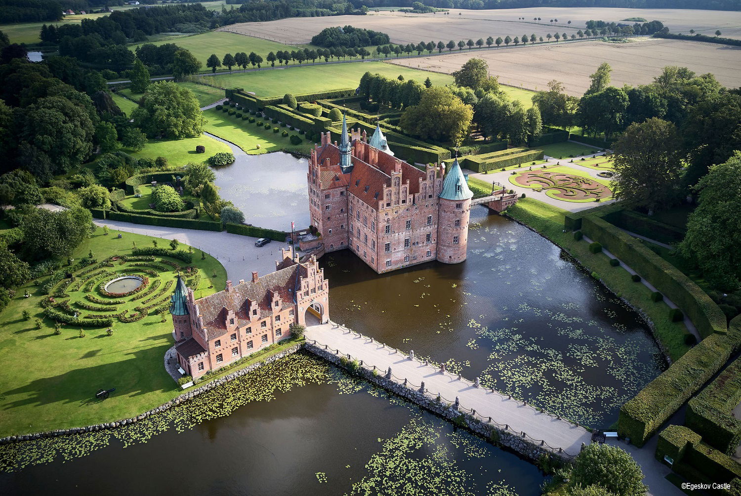 Fugleperspektiv over Egeskov Slott i Danmark