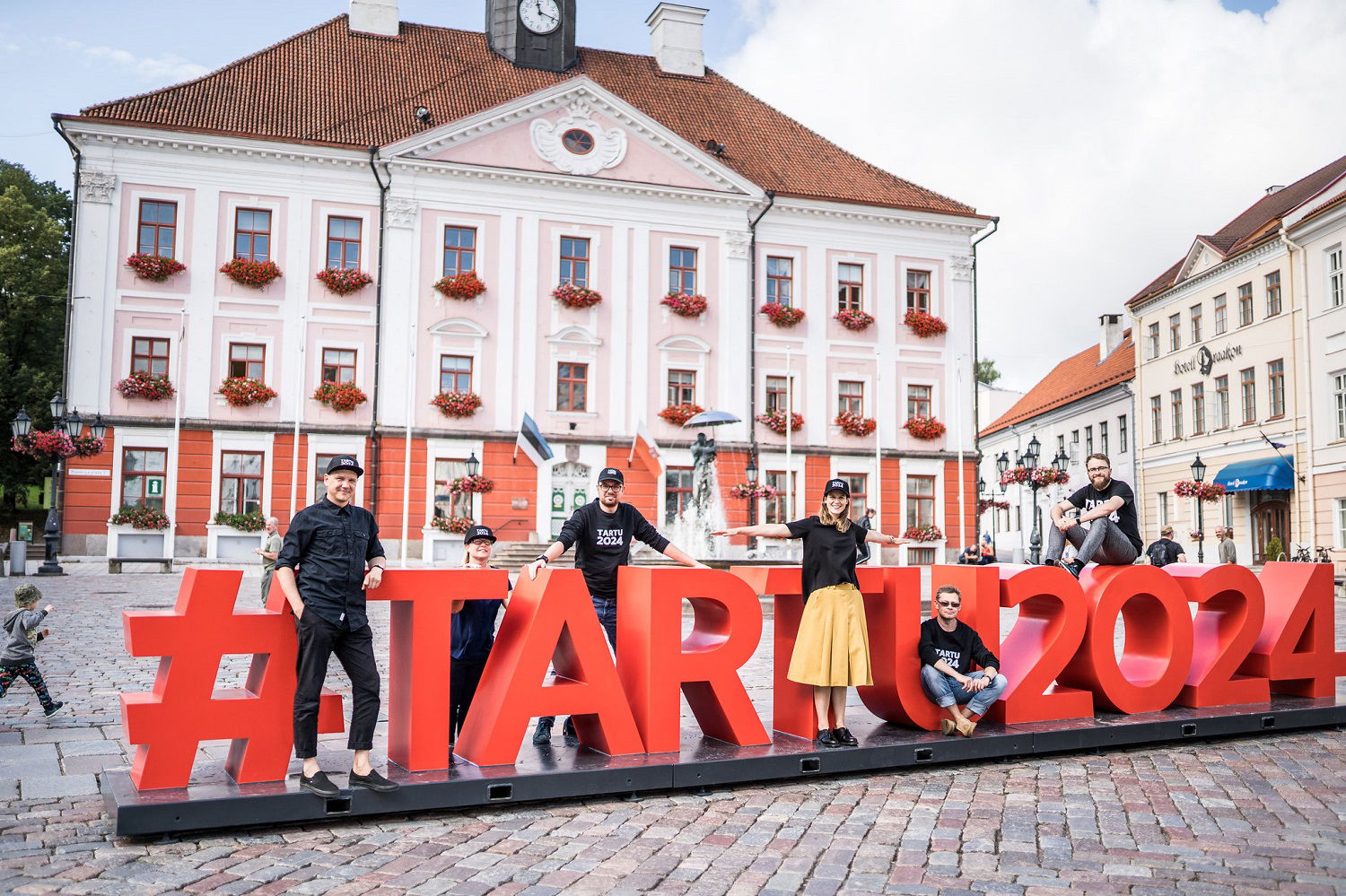 Tartu rådhus og "Tartu 2024" skilt