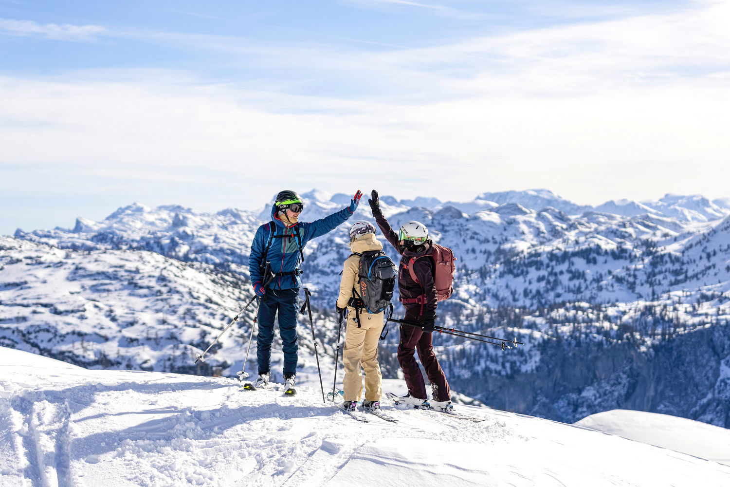 Personer på ski på toppen av et fjell