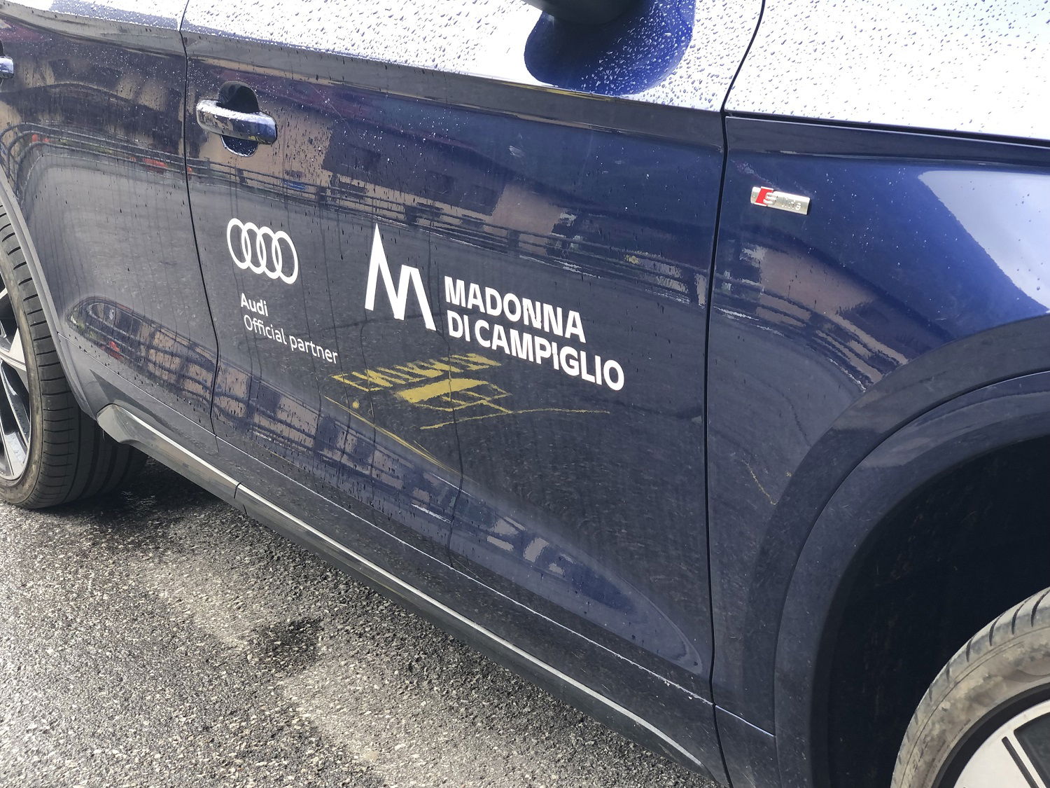 Bil med Madonna di Campiglio logo på