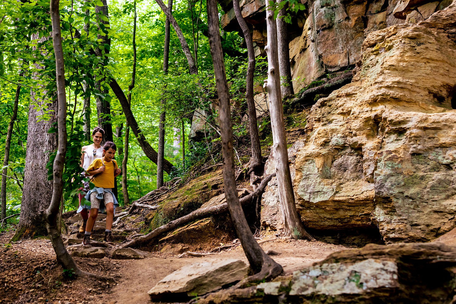 Folk som går i Tishomingo State Park i Mississippi