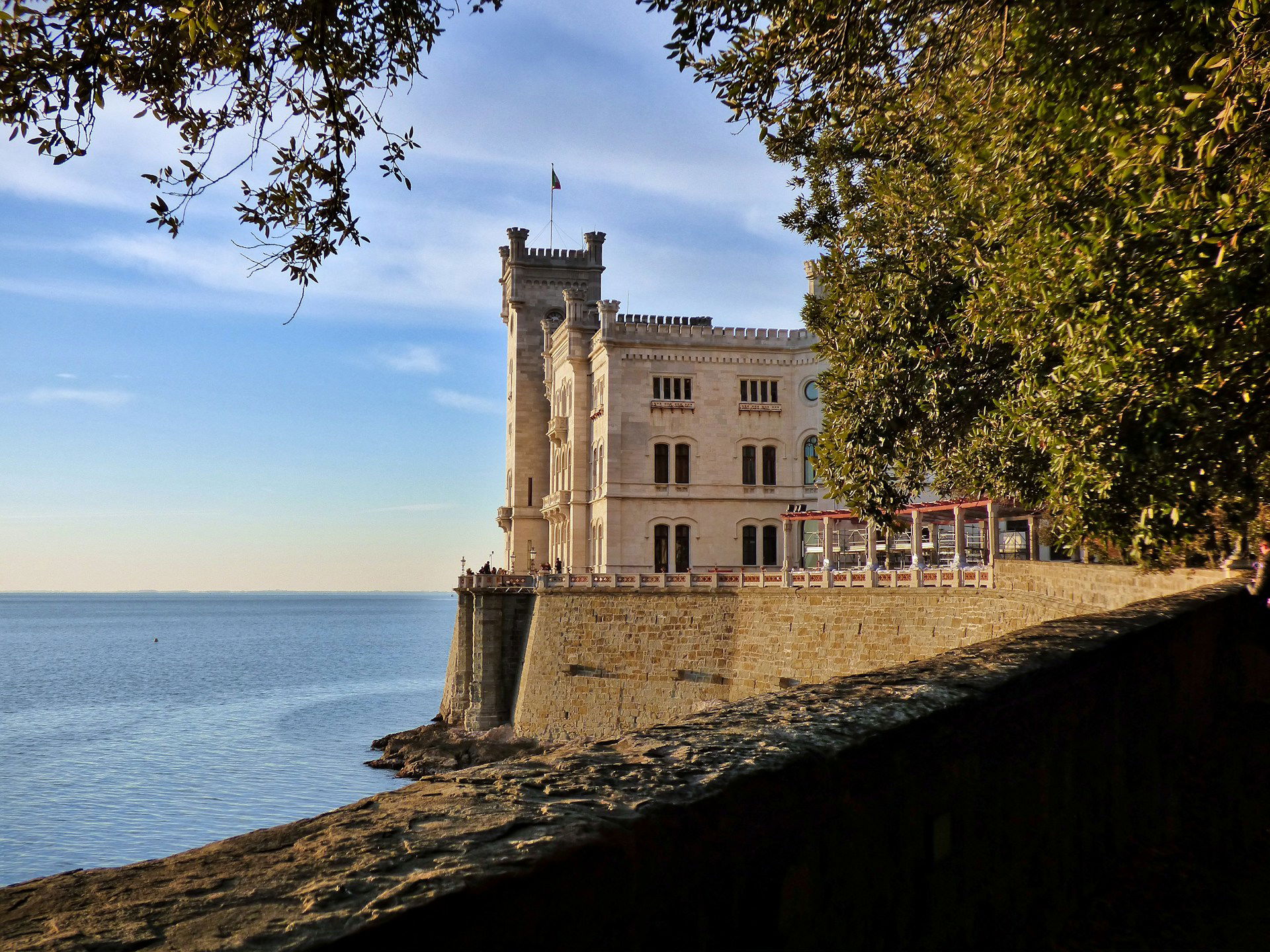 Castello Miramare i Trieste fra land