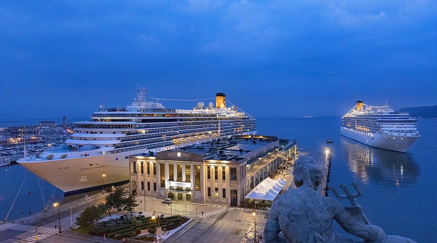 Cruiseskip i havnen i Trieste