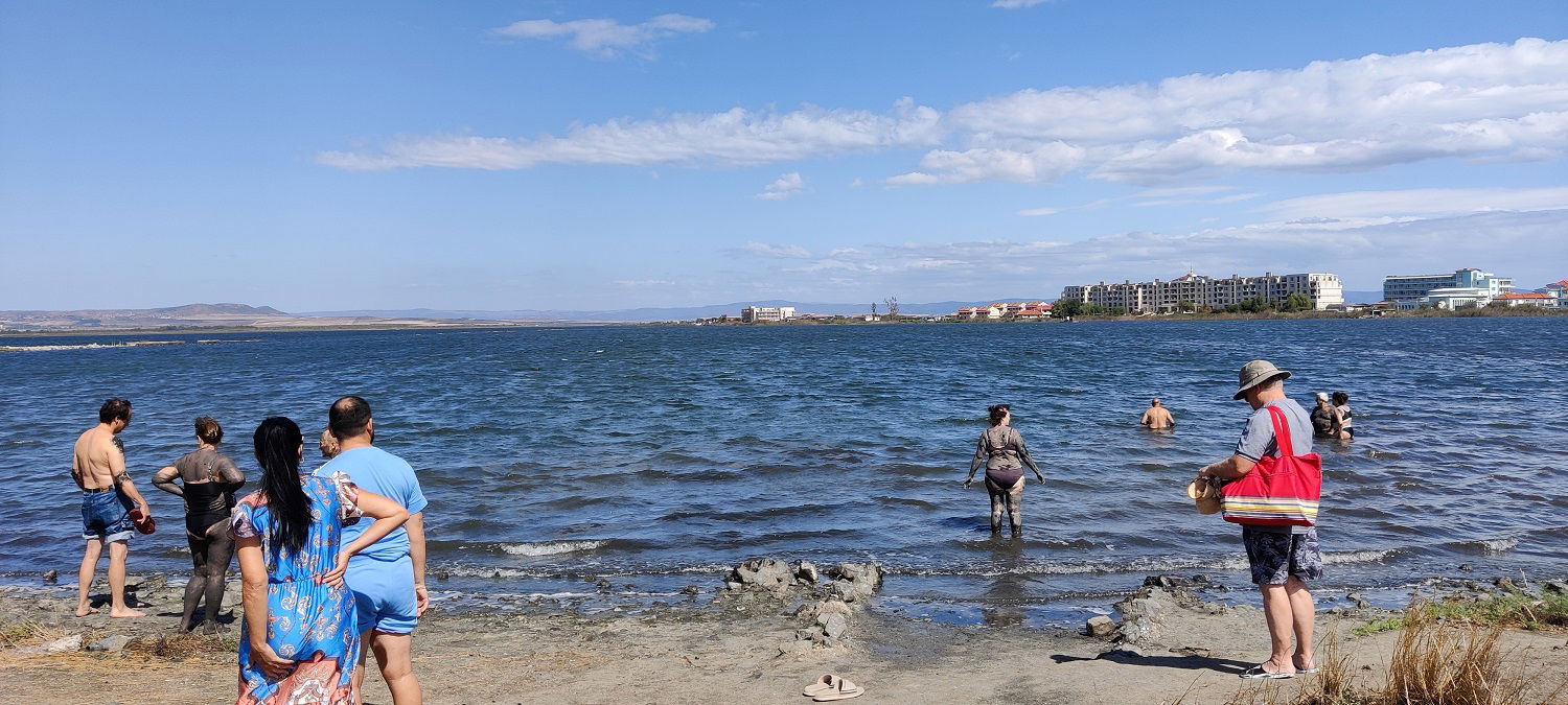 Folk som bade med gjørme i Pomorie