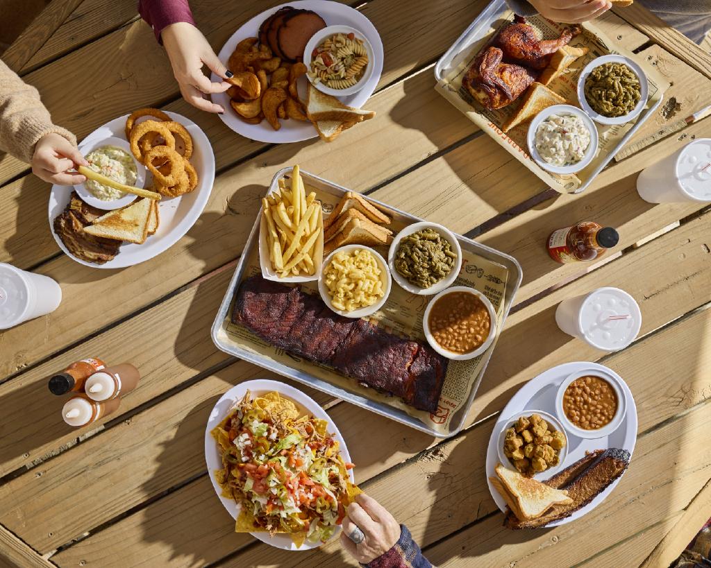 Bord med BBQ-mat