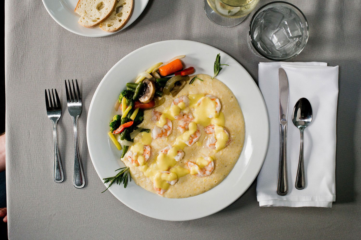 Bolle med retten shrimp and grits