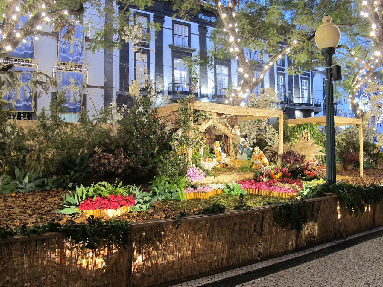 Julekrybbe i utstillingen langs hovedgaten i Funchal