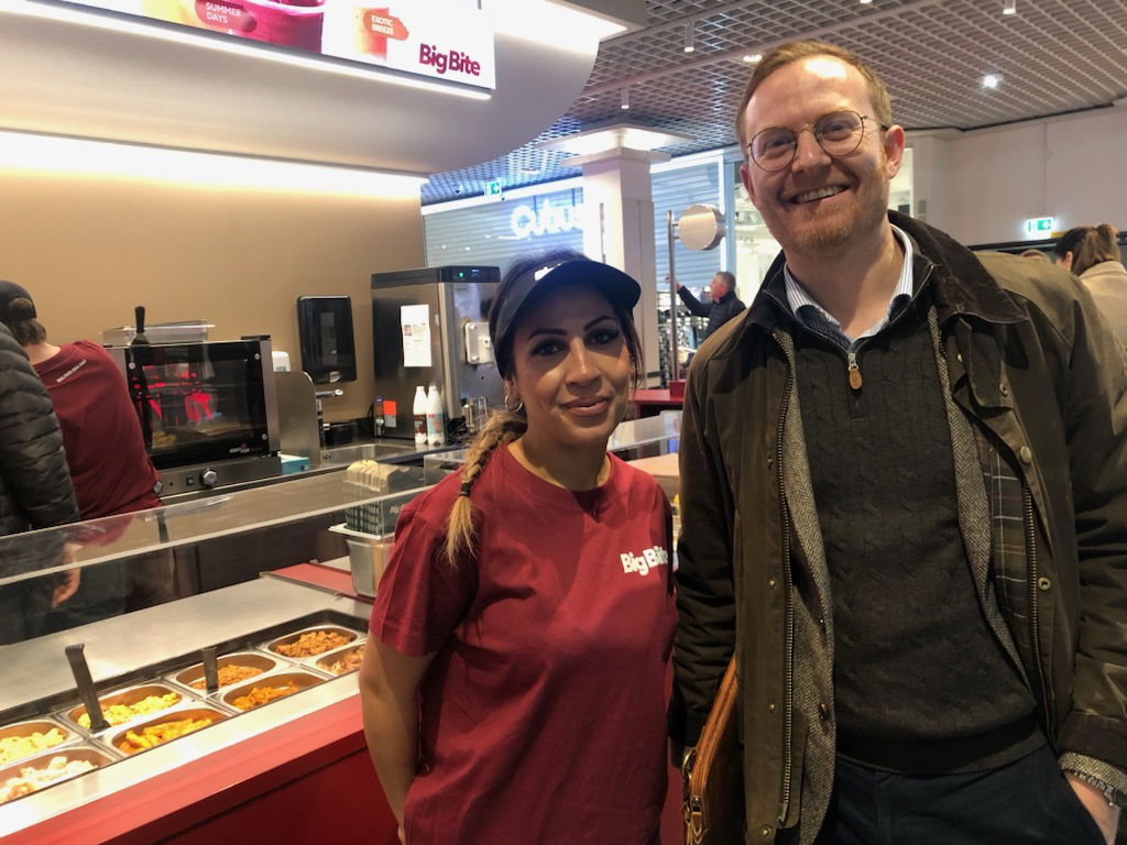 To personer på åpning