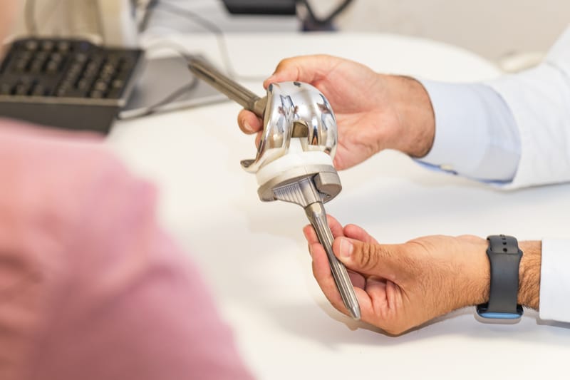 Prótesis de rodilla: ¿Qué son, cuándo se colocan y cómo puede ayudarte la fisioterapia?