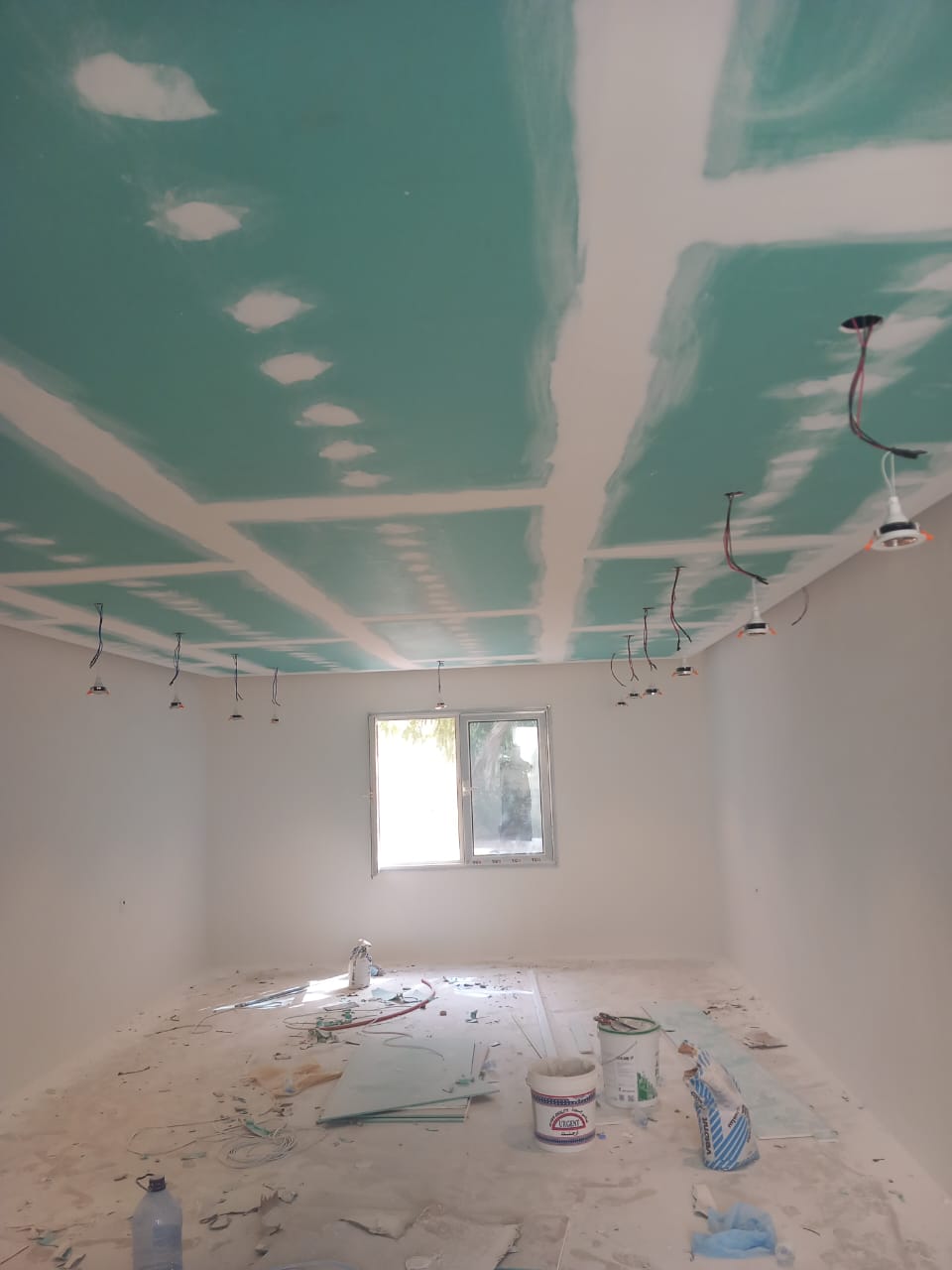 ترميم المنازل وتعزيزها بالمظلات والسواتر في جنوب السعودية