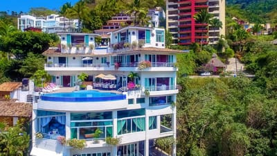 Luxury Villa Rentals: Experience the Best of Casa Yvonneka and Santa Cruz